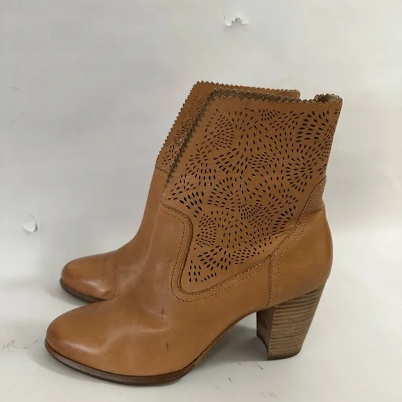 UGG booties size 9.5 - Picture 8 of 15